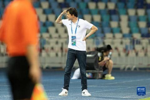 杨华林摸了摸鼻子，如蒙大赦般赶紧坐了回来